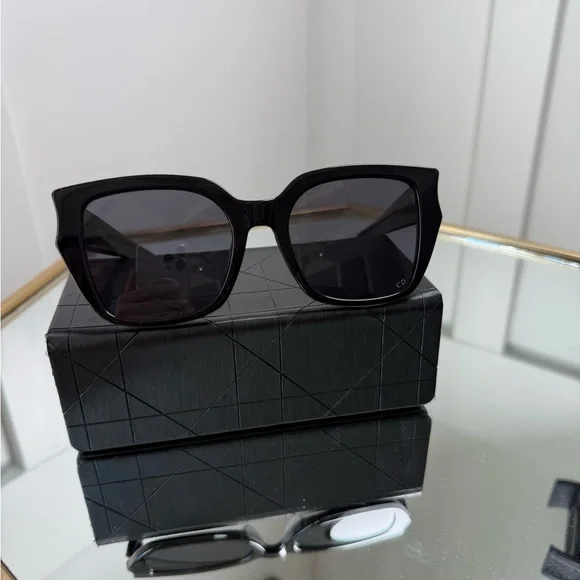 Dior Elegant Black Sunglasses - Picture 2 of 10